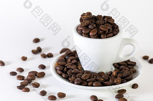 咖啡浓缩咖啡杯和茶托，咖啡豆和清晰的白色背景
