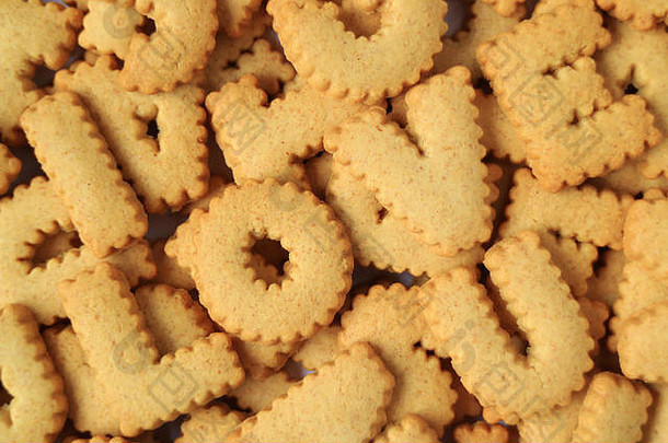 “我爱你”这个词的俯视图是在一堆相同的饼干上用字母形状的饼干拼成的