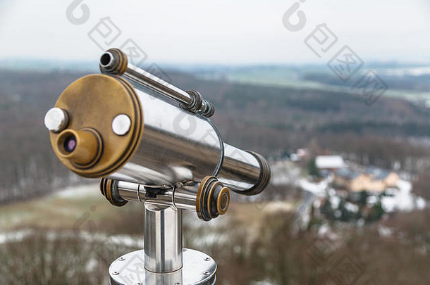 双筒望远镜观察甲板山冬天