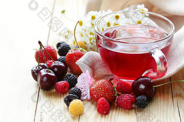 将水果茶和新鲜浆果混合在一个玻璃杯中