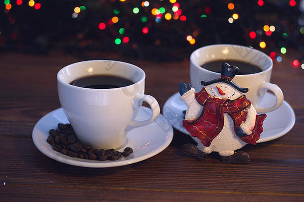 圣诞静物画，两个咖啡杯和茶托