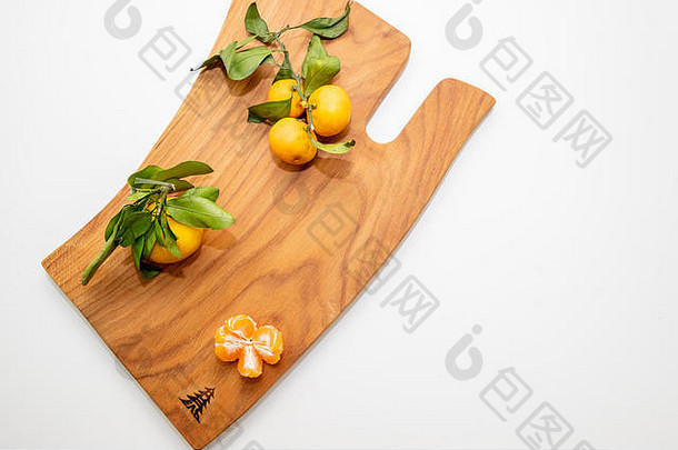在木板<strong>上新</strong>摘的柑桔。橘子，切菜板上的橘子。饮食、健康生活方式、健康饮食理念。<strong>冬季</strong>水果。柑橘类水果，维生素C