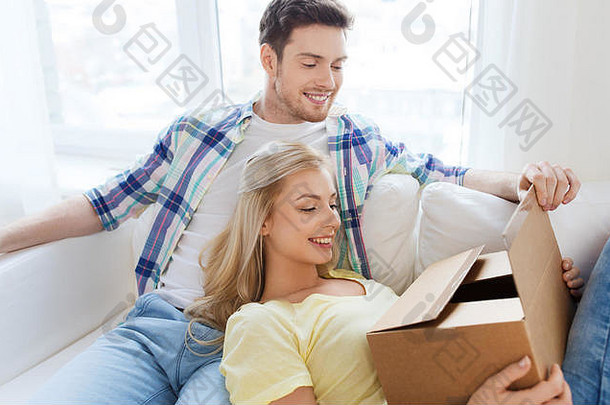 微笑的夫妇在<strong>家</strong>拿着纸板箱