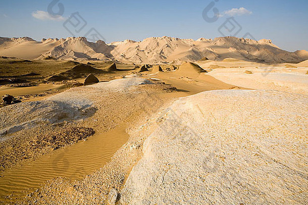 非洲埃及达赫拉有石灰岩侵入的Yardang油田