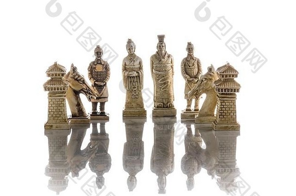 白色背景上孤立的国际象棋棋子的特写照片。复古亚洲风格。