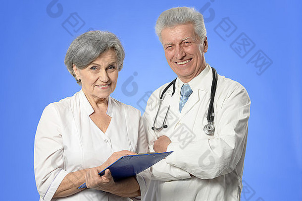 两名高级医生在蓝色医院工作