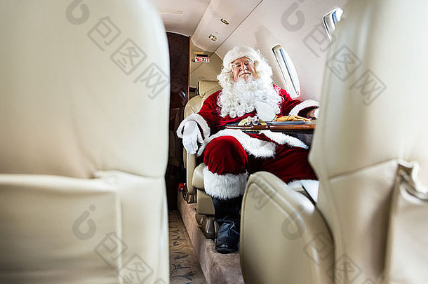 圣诞老人在私人飞机上放松