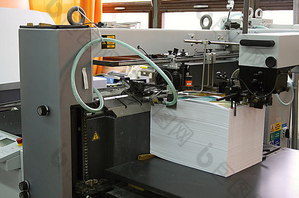 不同的<strong>印刷</strong>胶印机和多面<strong>印刷设备</strong>