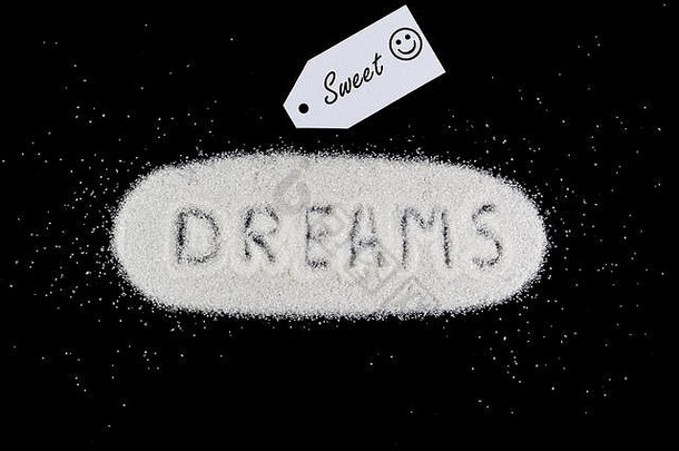 一堆写着“梦想”的白砂糖。甜蜜梦的概念。