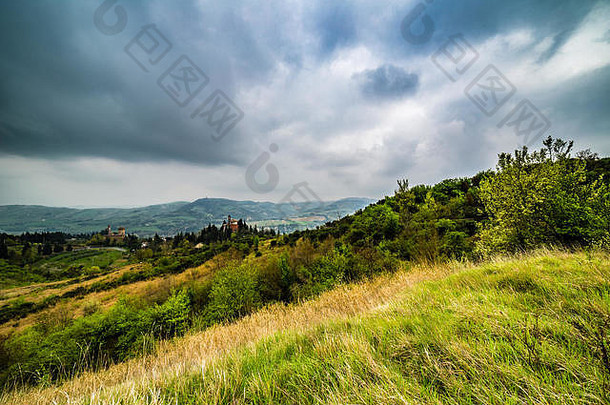 意大利Emilia Romagna绿色丘陵上的古村落