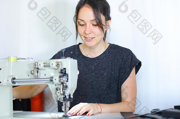 女裁缝用<strong>缝纫</strong>机缝制皮带。