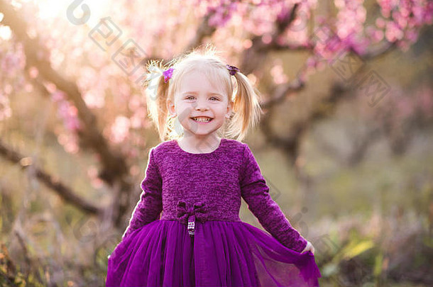 1-2岁的快乐，在大自然背景下享受户外乐趣。童年春天。幸福