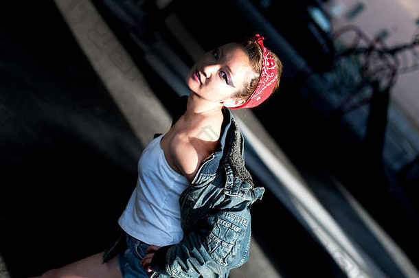 亚洲女模特在街上摆姿势拍照