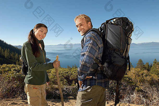 一对夫妇在海边徒步旅行（肖像）