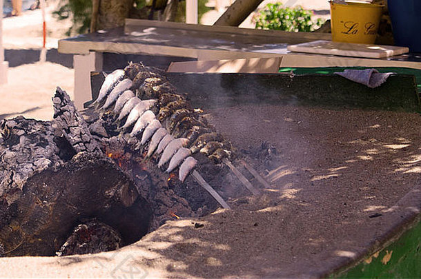 西班牙科斯塔·德尔·索尔·富恩吉罗拉号木炭灭火船上的沙丁鱼在烧烤烹饪