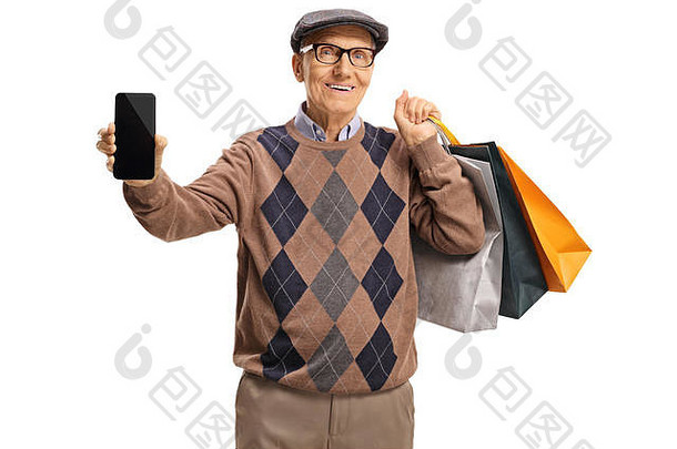 一位老人拿出一部手机，手里拿着购物袋，背景是白色的