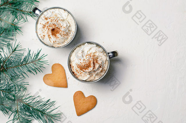 热饮加鲜奶油和心形饼干，咖啡或<strong>可可</strong>杯，浪漫的冬季概念，俯瞰图