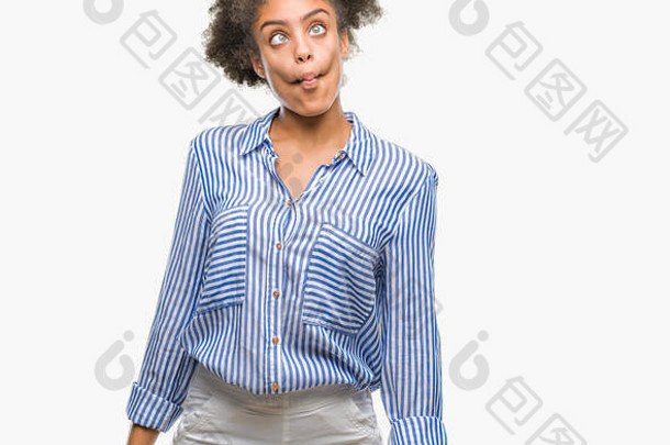 一位年轻的非裔美国妇女在与世隔绝的背景下用嘴唇<strong>做鱼</strong>脸，疯狂而滑稽的手势。滑稽的表情。