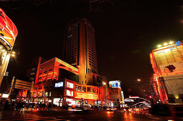 晚上上海华海路上的百盛酒店