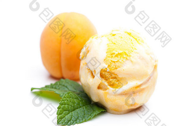 一勺薄荷杏冰淇淋和一个白色背景的真正杏