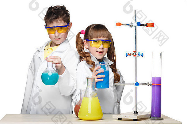 两个可爱的孩子在化学课上做实验