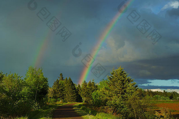 加拿大爱德华王子岛乡村的跨加拿大小道或联邦小道上的彩虹。