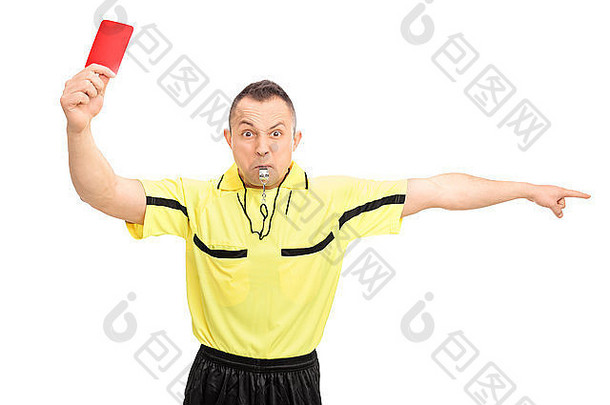 愤怒的足球裁判穿着黄色球衣，出示红牌，并用手指着白色背景
