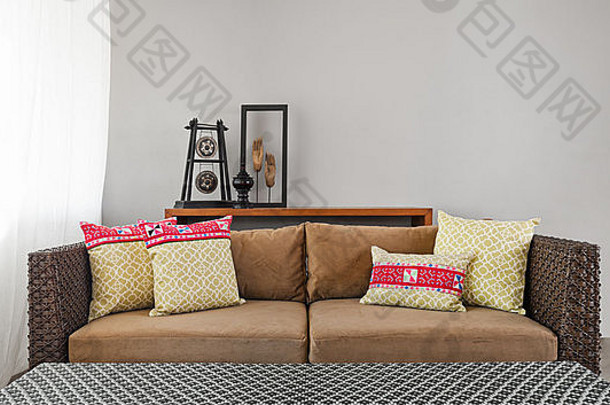 米色棕色沙发，豪华的内饰和漂亮的枕头