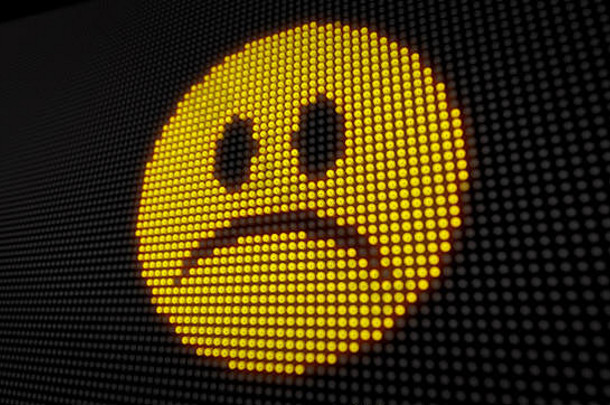 带有大像素的大LED显示屏上的悲伤表情。灯泡上的明亮灯光悲伤表情图标样式化显示3D插图。