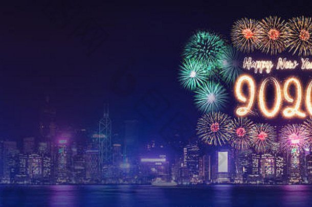 “2020年新年快乐”晚上在海边的城市景观建筑上燃放烟花庆祝，模拟横幅在社交媒体上做广告