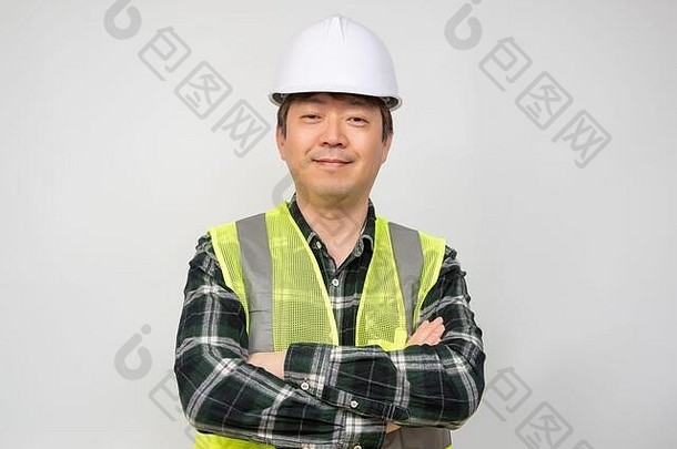 一名身穿浅绿色工作背心和白色安全帽的亚洲中年男子。