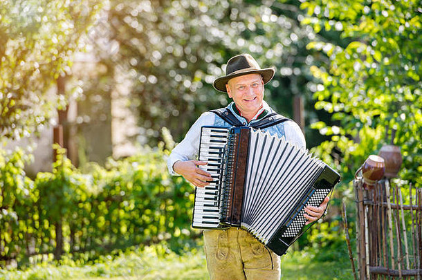 男人。传统的巴伐利亚衣服玩手风琴