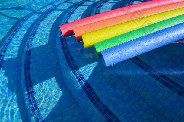 彩虹彩色池面条浮动游泳池夏天有趣的