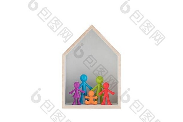 色彩斑斓的家庭雕像木房子白色背景剪裁路径
