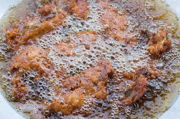 在铸铁煎锅中用油油炸的鸡鼓声。