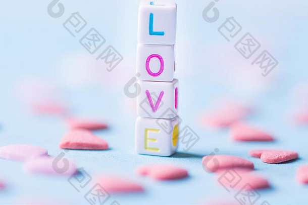 词爱构造堆放信多维数据集粉红色的糖糖果洒分散光蓝色的背景浪漫情人节慈善机构概念