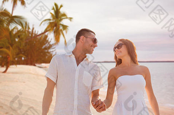 快乐微笑夫妇夏天海滩海