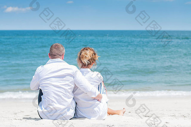快乐爱的夫妇热带海滩女人男人。坐着海