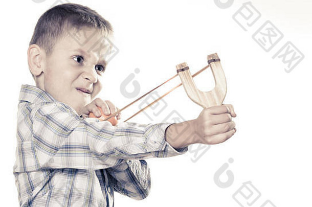 孩子们教养问题孩子持有弹弓手坏淘气的男孩芽木吊索白色