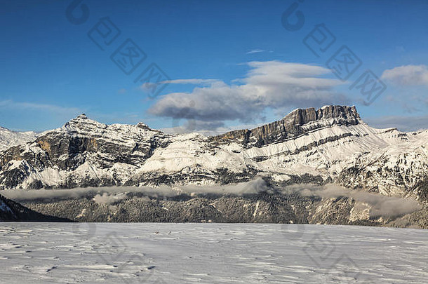 岩石山creast覆盖雪云阿尔卑斯山脉关闭蒙特相思山丘视图与voza山丘板