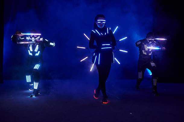 激光表演，穿着led套装的<strong>舞</strong>者们带着led灯，非常漂亮的夜总会表演，派对