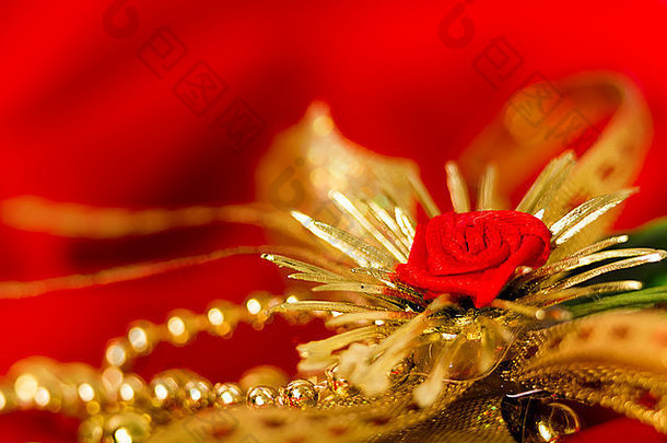 红色织物上的圣诞金色装饰。宏