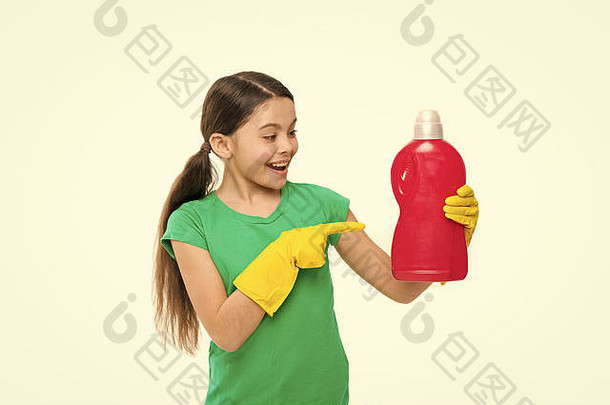 使用家用清洁产品。<strong>小管家</strong>指着洗衣粉瓶。<strong>小</strong>孩喜欢洗衣服。戴着橡胶手套的可爱的家庭佣工。保持衣服干净和新鲜。