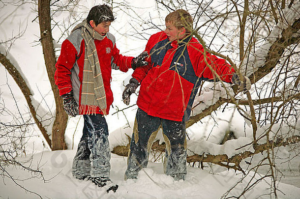 两个小男孩一起穿过雪地