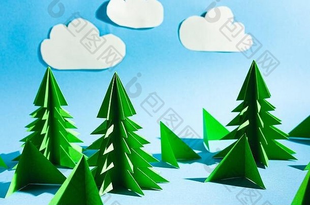 折纸森林景观绿色圣诞节树松树蓝色的天空云刺绣纸股票照片