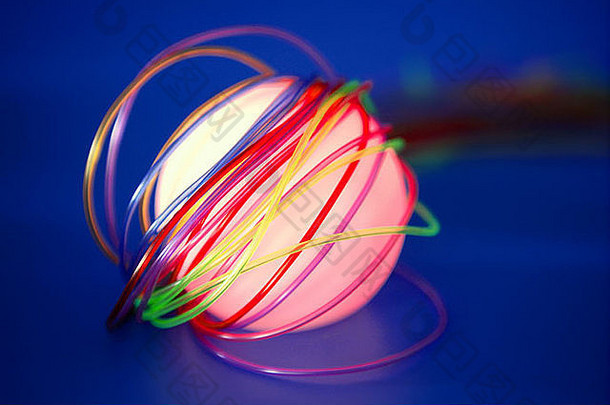 有彩色电线的发光球体，这是有线通信的隐喻