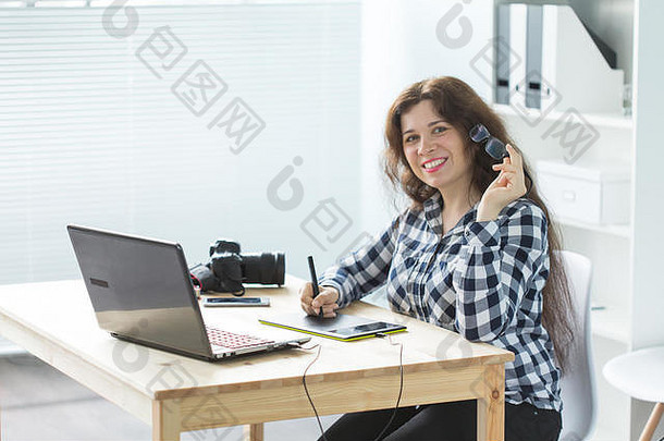 业务网络设计人概念女人图形平板电脑工作移动PC微笑