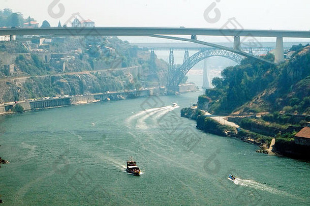 2017年8月20日，葡萄牙波尔图，旅游船在杜罗河上航行，背景是阿拉比达大桥。©Jojhn Voos