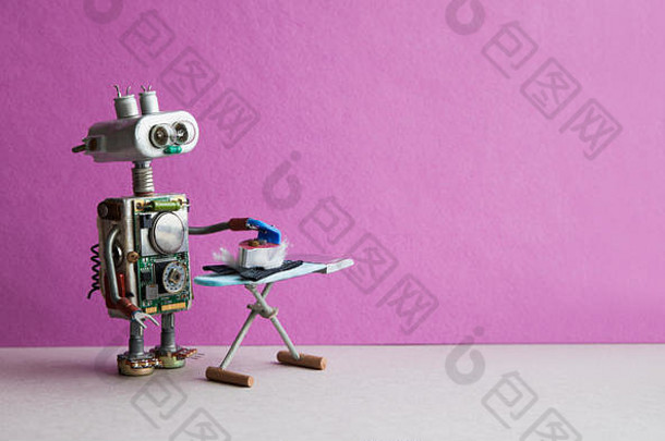 机器人家务助理用熨斗熨黑色裤子。粉色-紫色墙壁-灰色地板-房间内部。创意设计玩具家务概念。拷贝空间