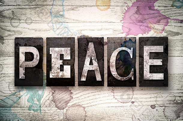 “和平”一词是用老式脏金属活版印刷字体写在有墨水和油漆污渍的白色木质背景上的。